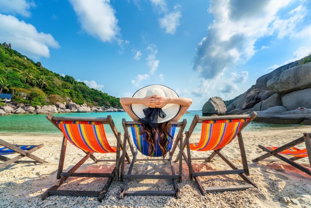 Kobieta odpoczywa na leżaku na tropikalnej plaży