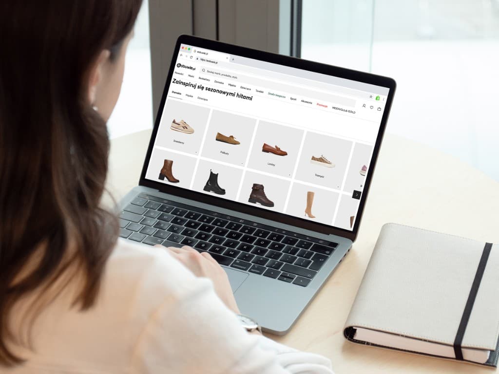 Zakupy online w partnerskim sklepie z laptopem